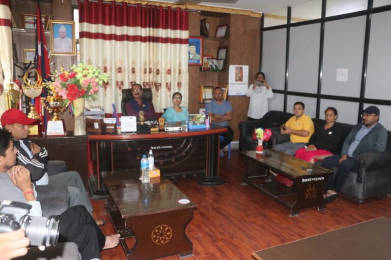 कञ्चनपुरमा निरन्तर वर्षाः भीनपाले बाढीको जोखिममा रहेका बासिन्दालाई सुरक्षित स्थानमा सार्दै