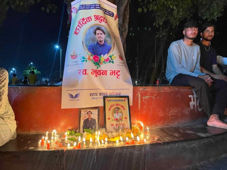 सुडामा भत्किएको कल्भर्टमा ज्यान गुमाएका भट्टको सम्झनामा मदनचोकमा दिप प्रज्वलन