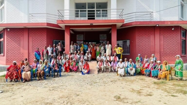 मनकारी वडाध्यक्ष थापाद्वारा आफ्नो सेवा सुविधाको रकम जेष्ठ नागरिकलाई वितरण