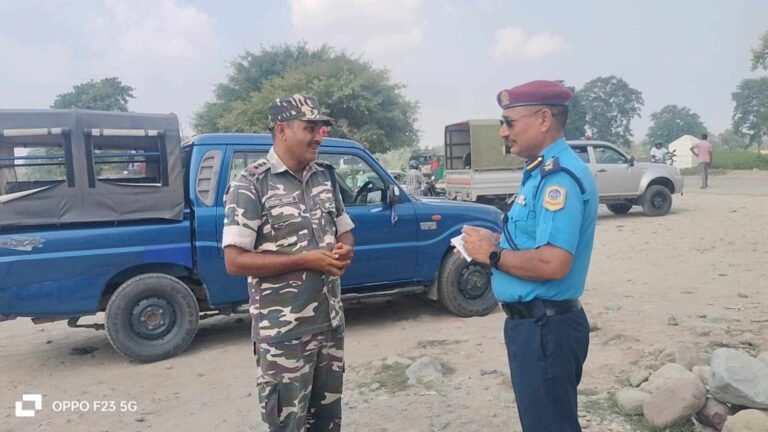 सिमानाकामा नेपालीलहले दुख पाएको गुनासो सुनेपछी अनुगमनमा पुगे एसपी जोशी