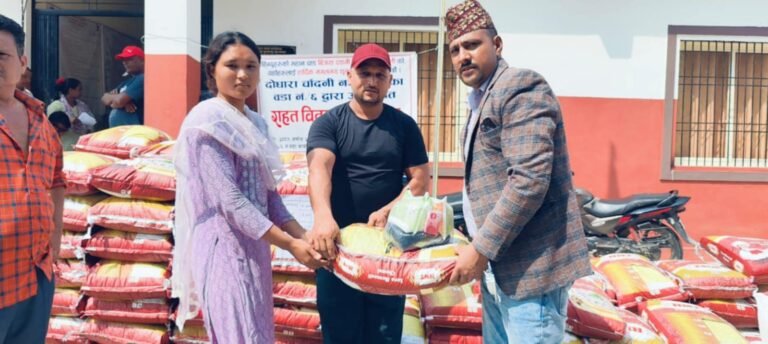 दोधाराचाँदनी ६ नम्बर वडाद्वारा दशैँ मनाउन विपन्न र वाढीपीडितलाई खाद्यान्न वितरण