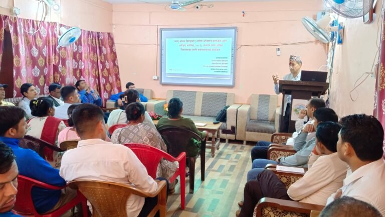 जिल्ला प्रशासन कार्यालय कञ्चनपुर द्धारा लालझाडीका पदाधिकारीहरूलाई शान्ति सुरक्षा, अपराध नियन्त्रण र सेवा प्रवाह सम्बन्धी सचेतना