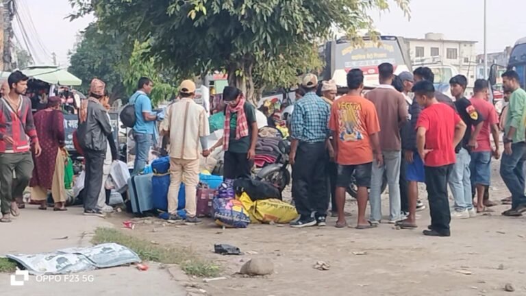 घर फर्कने नेपालीलाई सीमामा सास्ती, भन्सारदेखि गाडीभाडासम्ममा ठगी