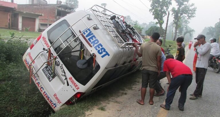 कैलालीबाट कञ्चनपुर आईरहेको भ्यान दुर्घटना ४ जना घाईते