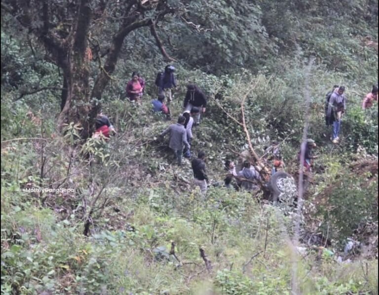 सुर्खेत गाडी दुर्घटना चार जनाको मृत्यु, ३० घाइते