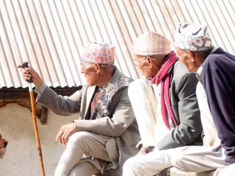 कञ्चनपुरमा ज्येष्ठ नागरिकलाई सामाजिक सुरक्षा भत्ता बुझ्नकै सास्ती