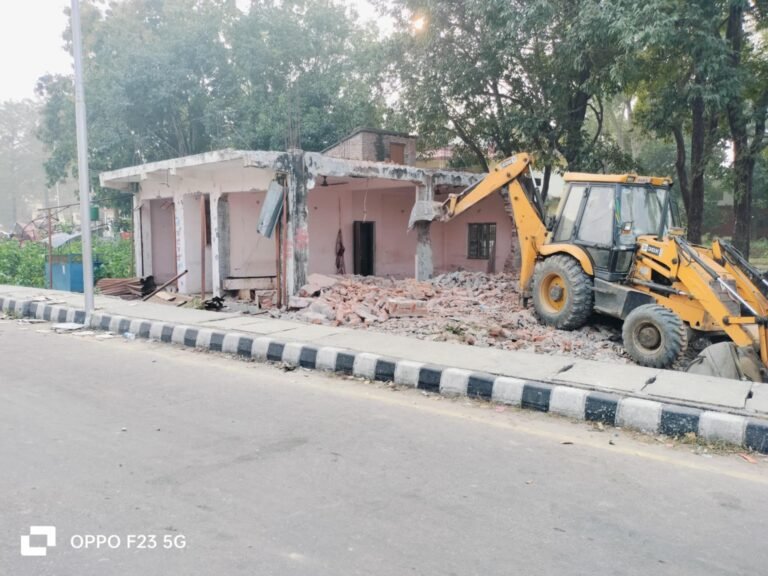 भीमदत्त नगरपालिकाले अतिक्रमित सरकारी जमिनमा फेरी चलाउन थाल्यो डोजर