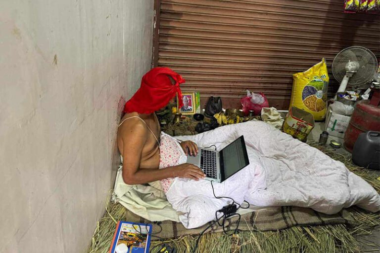 किरिया बस्दा पनि कार्यालयको कामलाई निरन्तरता दिदै सुदूरपश्चिमका यी कर्मचारी