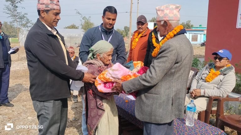 भीमदत्त १६ द्धारा जेष्ठ नागरिकलाई कम्बल र टोपी वितरण