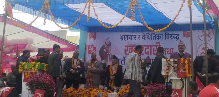 पुर्व एमाले नेताद्वय पाण्डेय, अधिकारी सहितका सयौँ नेता कार्यकर्ता माओवादीमा प्रवेस