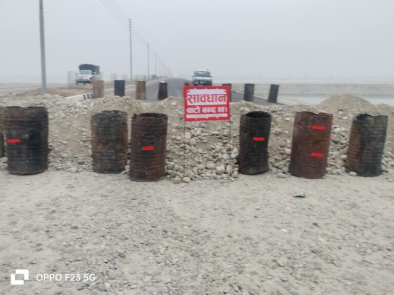 महाकाली पुल बनाएको कम्पनीले पहुँच मार्ग भत्कायो, एकातर्फ सडक बन्द