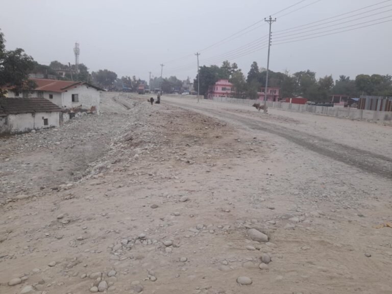 स्थानीय भन्छन, ‘हामीले अवरोध गरेका छैनौँ, चलनचल्तीको सडकमा वाईपास मागेका हौँ