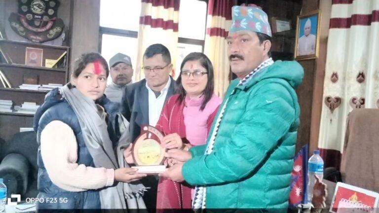 सुदुरपश्चिकी पहिलो महिला चालक रविनालाई भीमदत्तले गर्यो सम्मान