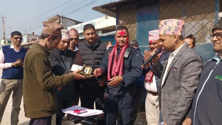 व्यावसायी द्धारा आगलागी पिडितलाई २ लाख बढी नगद सहयोग