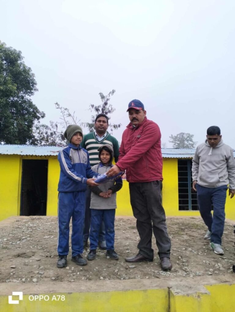 भीनपा १३का वडाध्यक्ष बोहराद्वारा विपन्न विद्यार्थीलाई विद्यालय पोषाक