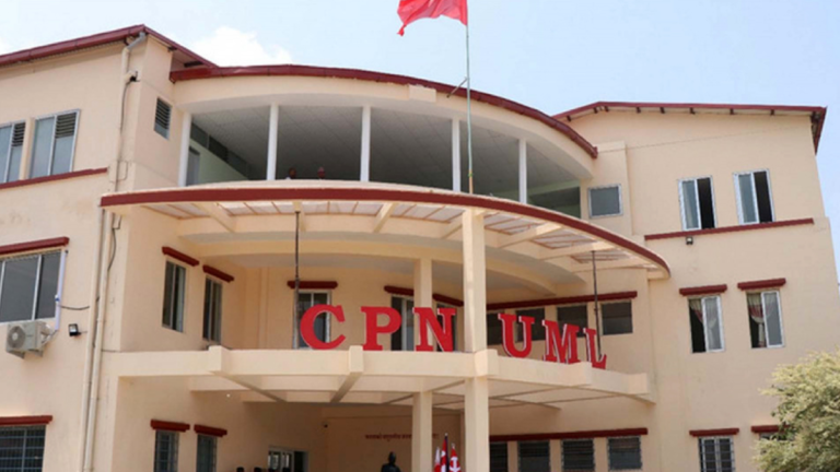 अपमानित हुनुपरेको भन्दै कैलालीमा ४३ जनाले गरे नेकपा एमाले पार्टी परित्याग