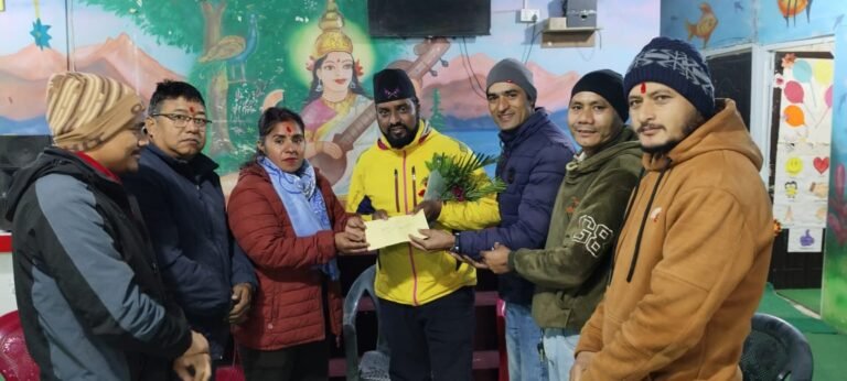 प्रेस सेन्टर कञ्चनपुरद्वारा पत्रकार सिनाललाई आर्थिक सहयोग