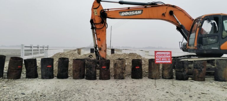 गड्डाचौकीमा स्थानीयको अवरोधले काम गर्न नसकिएको भन्दै निर्माण कम्पनीद्वारा सडक खनेर अवरोध