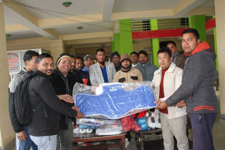 कराते र तेक्वान्दो खेलाडीहरुलाई नगर खेलकुद बिकास समितिद्धारा खेल सामग्री