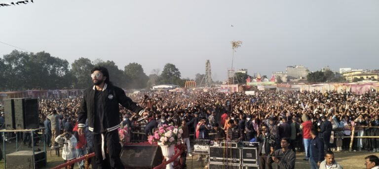 महेन्द्रनगर खुला मञ्चको महोत्सवमा दुर्गेश थापाले नचाए, हजारौँ दर्शकले गरे अवलोकन