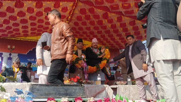 १६ किलोको मालामुनि बेरिए मन्त्री भण्डारी र भारतीय मन्त्री सतपाल रावत