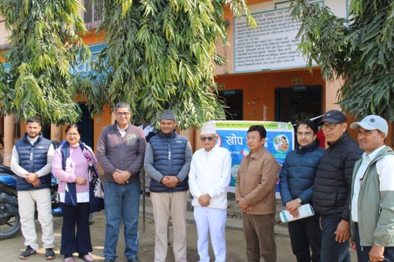 दोधारा चाँदनीमा पाठेघरको क्यान्सर विरुद्धको एचपिभी खोप लगाईदै, खोप केन्द्रको अनुगमन