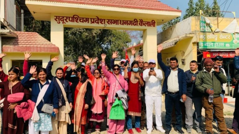 सुदूरपश्चिमका करार सेवाका कर्मचारीले गरे धनगढीमा प्रदर्शन