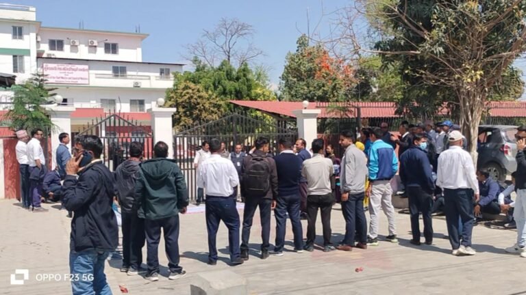 स्थानीय तहका कर्मचारी आन्दोलित, मुख्यमन्त्री कार्यालयको अगाडि धर्ना