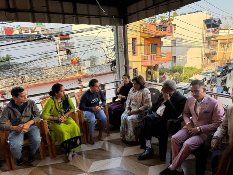 परराष्ट्र र गृहमन्त्रीद्वारा प्रकृति लम्सालका परिवारसित भेटघाट