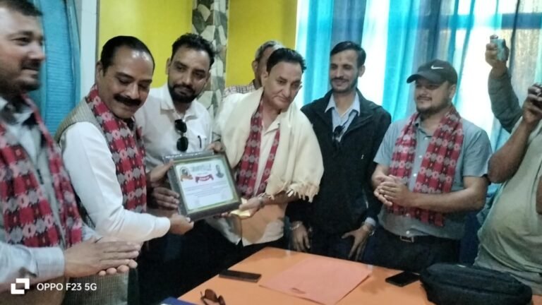 आभाषकुञ्जले मनायो नवौं वार्षिकोत्सवःअग्रज पत्रकार धामीलाई सम्मान, अस्पतालका बिरामीलाई फलफुल वितरण