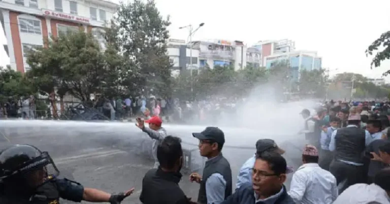 प्रहरीसँग झडप भएपछि नेपाल शिक्षक महासंघले आकस्मिक बैठक बोलाए