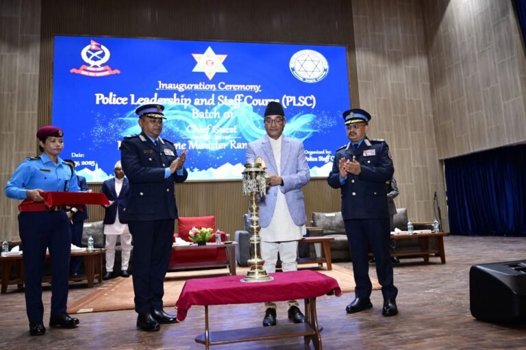 स्टाफ कलेज कोर्सले प्रहरीमा असल नेतृत्व निर्माण गर्नेछः गृहमन्त्री लेखक