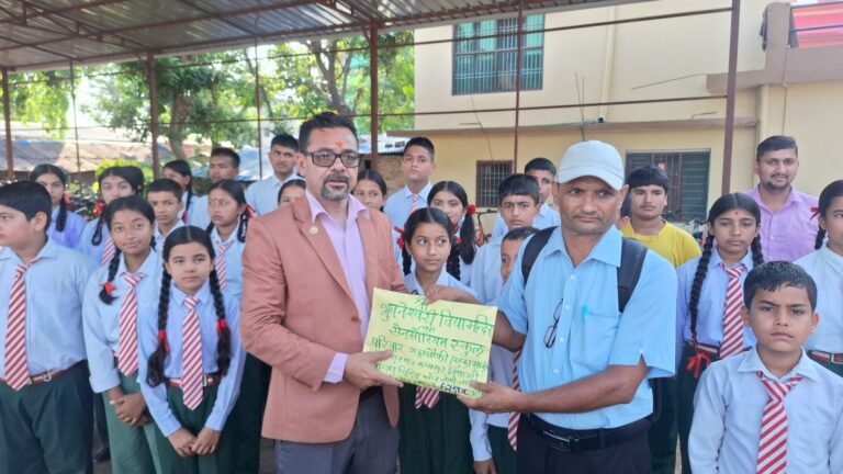 भुवनेश्वरी विद्यामन्दिर गड्डचौकी परिवारद्धारा क्यान्सर पिडित जोशीलाई ७२ हजार आर्थिक सहयोग