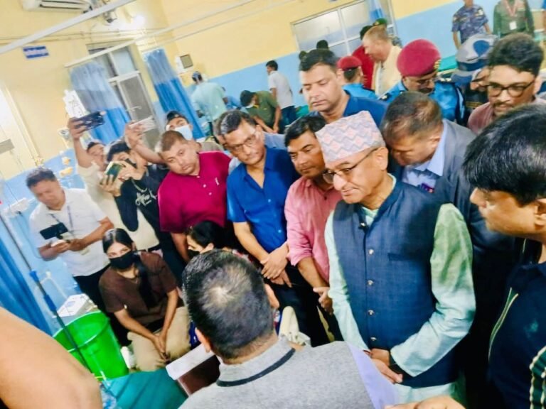 वीरगन्जमा हैजा संक्रमणकका उपचारत बिरामी भेटेर गृहमन्त्री लेखकले भने : नागरिकको जीवन जोगाउन कुनै कमी हुन दिन्नौँ