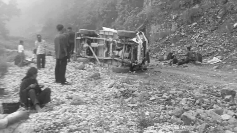 कञ्चनपुरमा जिप दुर्घटना अपडेट ः एक बालिकाको मृत्यु, घाइते आठै जनालाई धनगढी पठाइयो