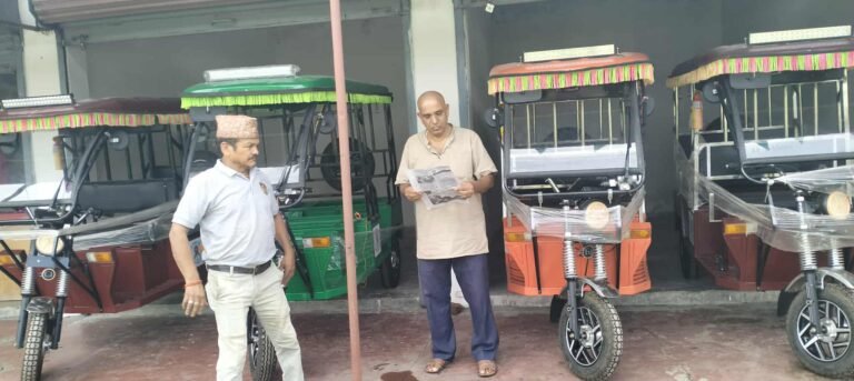 सिद्धनाथ ईलेक्ट्रोनिक रिक्सा उद्योगका ५० ईरिक्सा बजार दौडिए