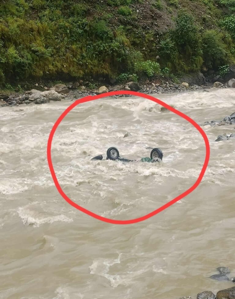 दार्चुलामा अटो रिक्सा खोलामा खस्दा एक बालिकाको मृत्यु, दुई बेपत्ता, चालक र छोरा घाइते