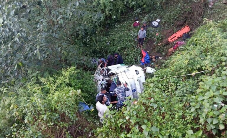 अछामबाट धनगढीका लागि छुटेको बस डोटीमा दुर्घटना एक को मृत्यु, २१ जना घाइते