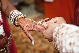 ब्यापारीसंग मग्नि भएकी युवती ईन्स्पेक्टरसंग टाप