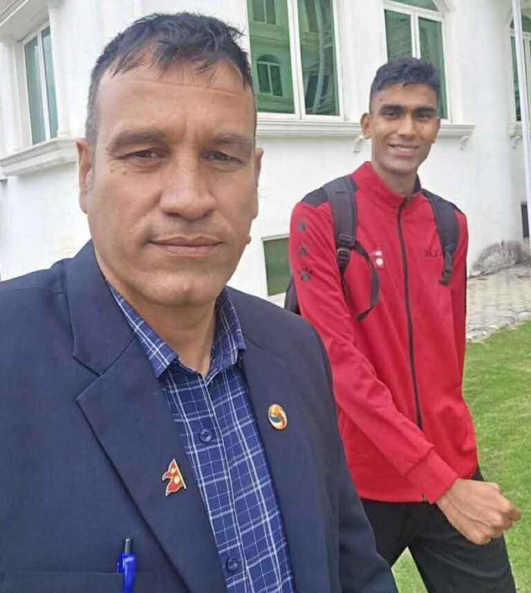 मुख्य भलिबल प्रशिक्षक तथा उप निर्देशक  भट्टले दिए अर्जुन लाई बधाई तथा शुभकामना