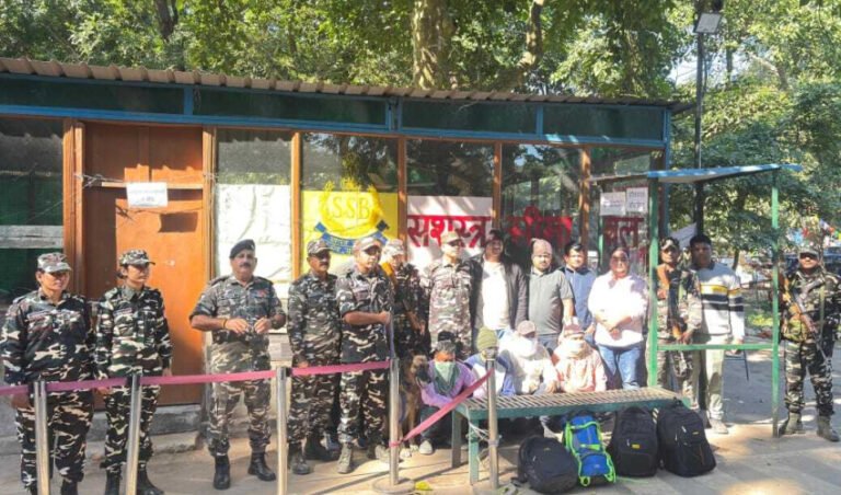 ५२ तोला सुन र ७८० ग्राम चाँदीसहित ४ नेपाली पक्राउ