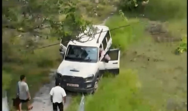 सुदूरपश्चिम विश्वविद्यालयका डिनको गाडी लुटियो