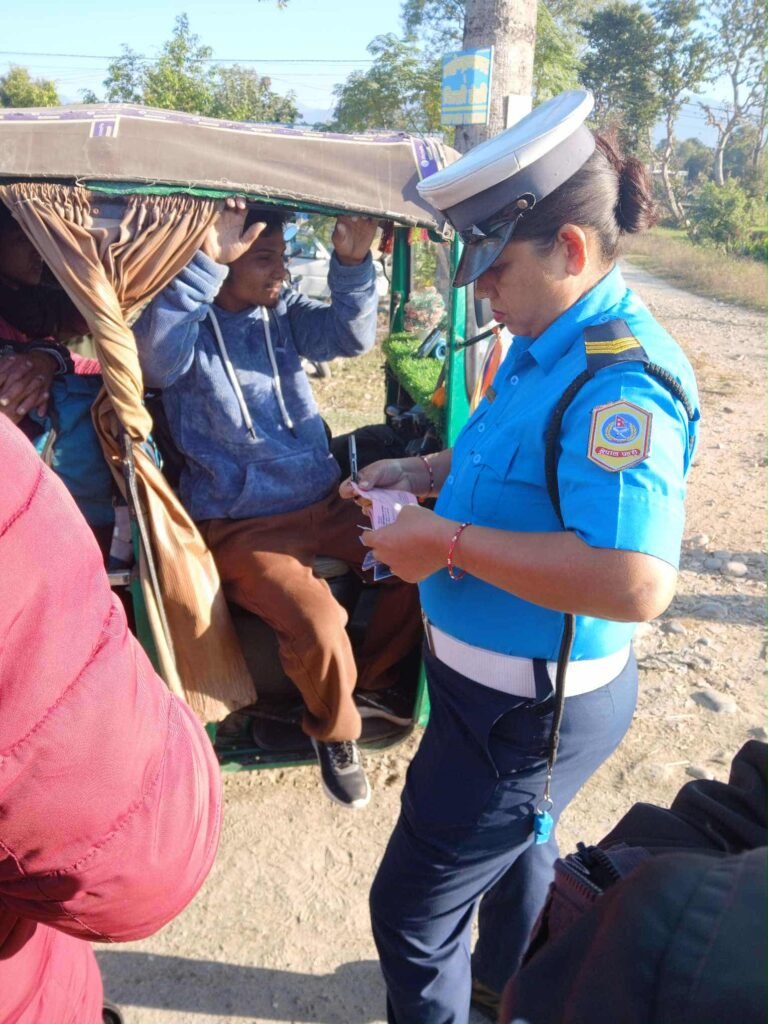 गड्डाचौकीमा ट्राफिक प्रहरीको छड्के,११ अटो व्यावसायी परे कारबाहिमा