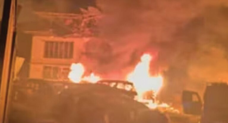 भारतको श्रीनगरको प्रहरी चौकीमा भएको विस्फोटमा परी ९ जनाको मृत्यु