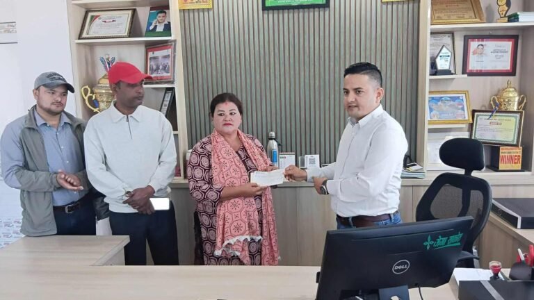 श्री मेघा बचत तथा ऋण सहकारी संस्थाल द्धारा धामीको उपचारको लागि आर्थिक सहयोग