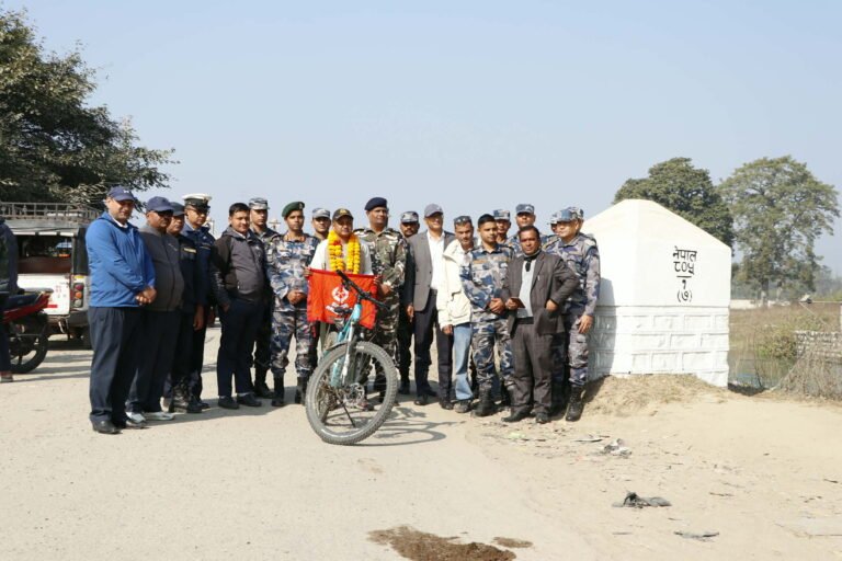 डिएसपी उप्रेती पुगे सीमामा बसोबास गर्ने जनताको समस्याको जानकारी लिदै पुर्वको झापा बाट पश्चिम महाकाली