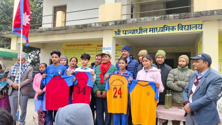 सीता सामुदायिक वनद्वारा विद्यार्थी खेलाडीलाई जर्सी हस्तान्तरण