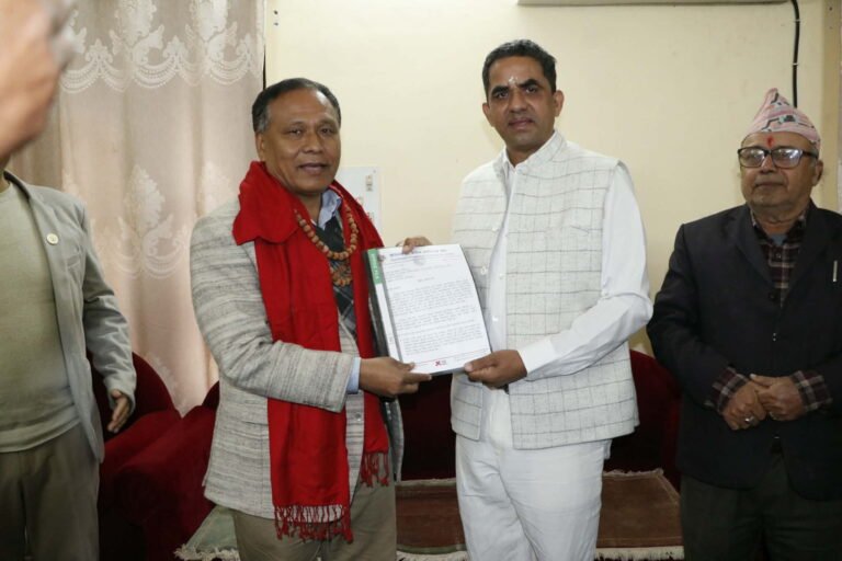 सुख्खा बन्दरगाह र मझगाउँ विमानस्थल निर्माणका कानुनी अड्चन हटाउन माग गर्दै उद्योग बाणिज्य संघले बुझायो मन्त्री घिसिङ्गलाई मागपत्र