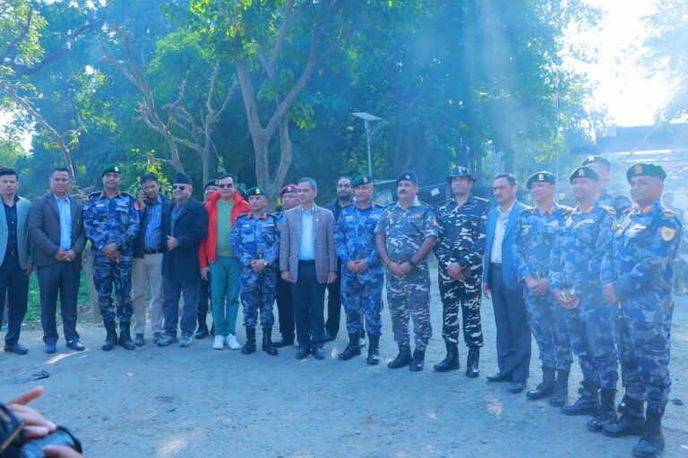 गृहमन्त्री अर्यालद्वारा त्रिनगर–गौरीफन्टा नाका निरीक्षण, दुई देशका सुरक्षाकर्मीसँग ‘फोटो सुट’