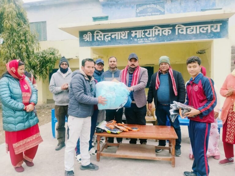 भीनपा १३ का वडा अध्यक्ष बोहराले दिए खेलाडी पोशाक